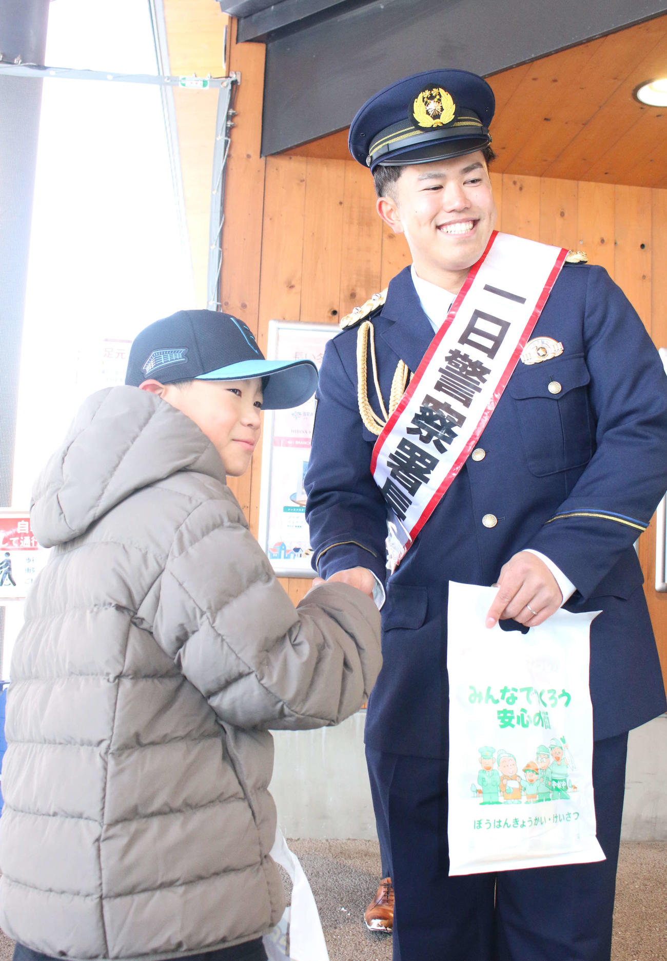 北海道・札幌にある豊平警察署の一日警察署長を務め、商業施設で歳末防犯パトロールを行った日本ハム今川（撮影・木下大輔）