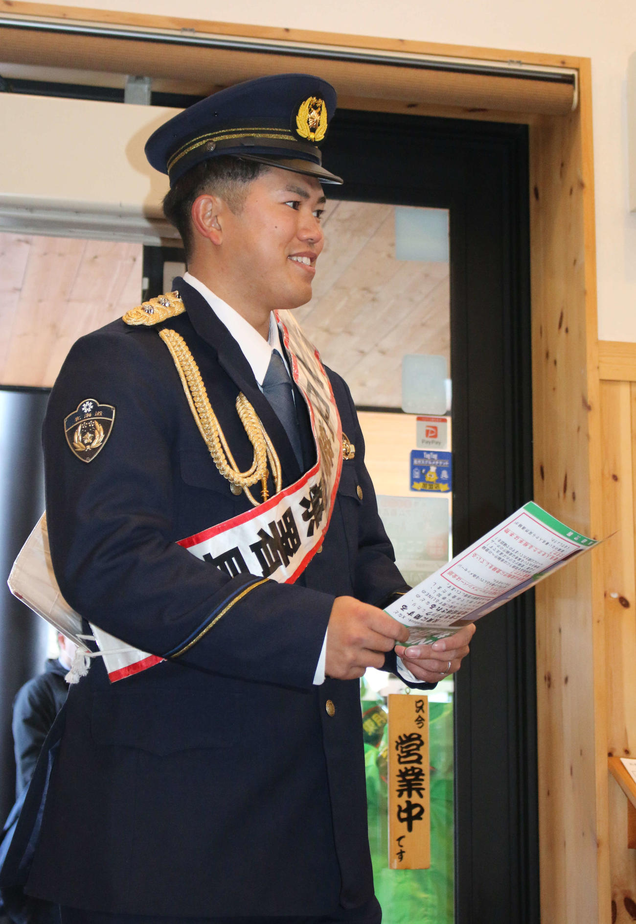 北海道・札幌にある豊平警察署の一日警察署長を務め、商業施設で歳末防犯パトロールを行った日本ハム今川（撮影・木下大輔）