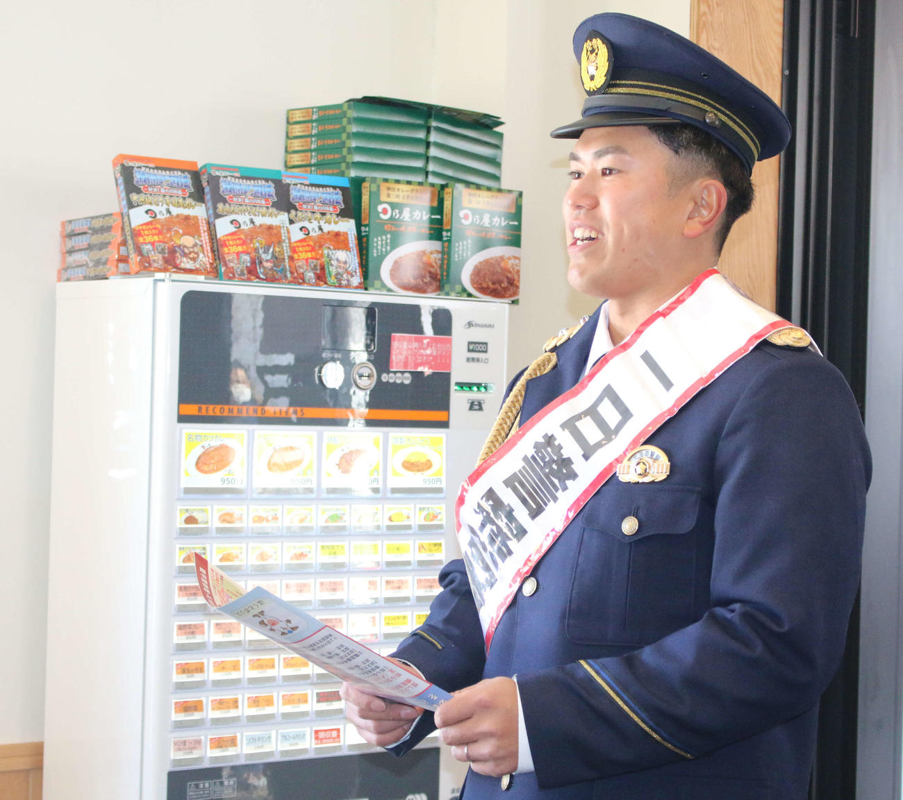 北海道・札幌にある豊平警察署の一日警察署長を務め、商業施設で歳末防犯パトロールを行った日本ハム今川（撮影・木下大輔）