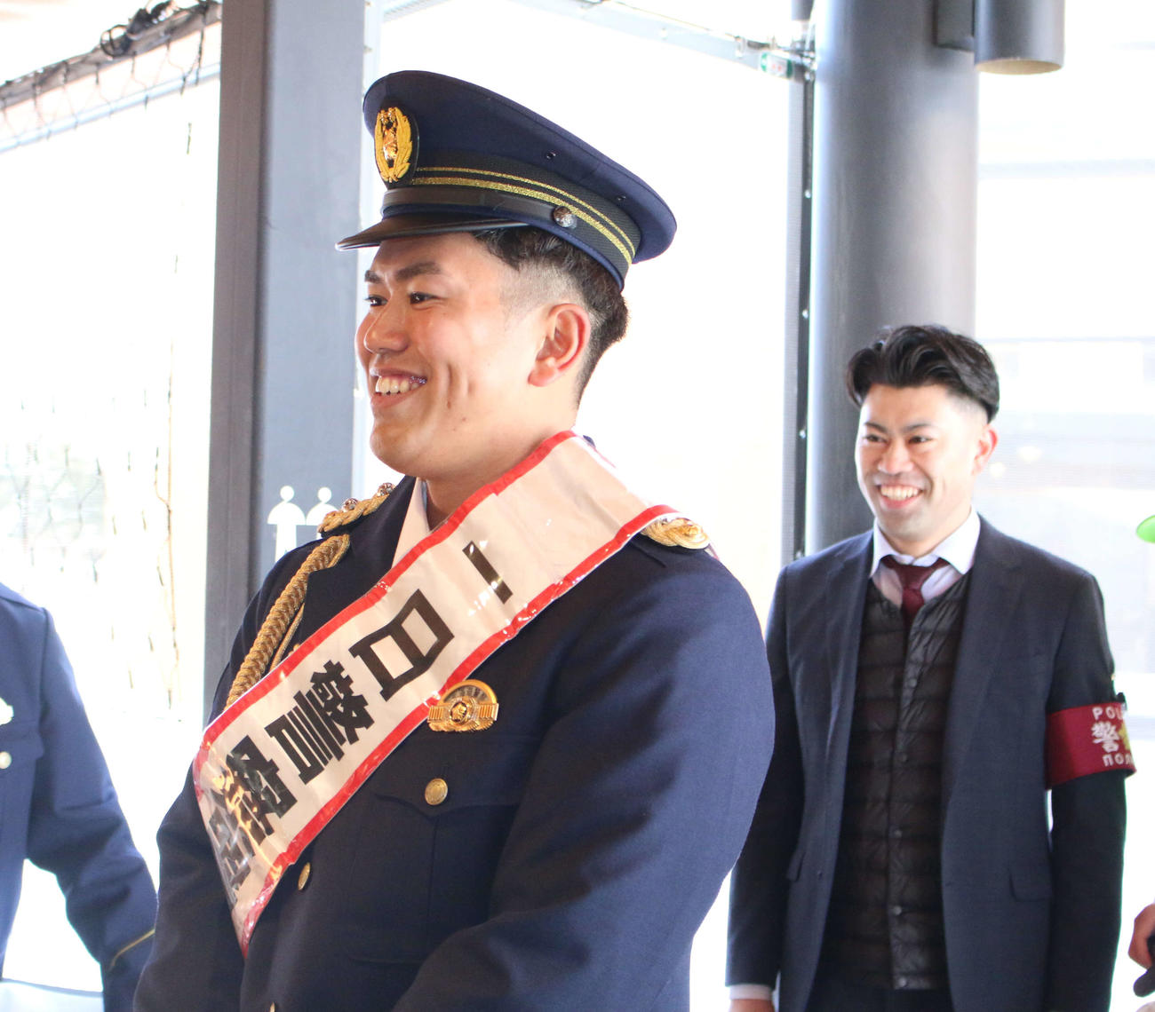 北海道・札幌にある豊平警察署の一日警察署長を務め、商業施設で歳末防犯パトロールを行った日本ハム今川（左）と同行した同署署員の弟駿さん（撮影・木下大輔）