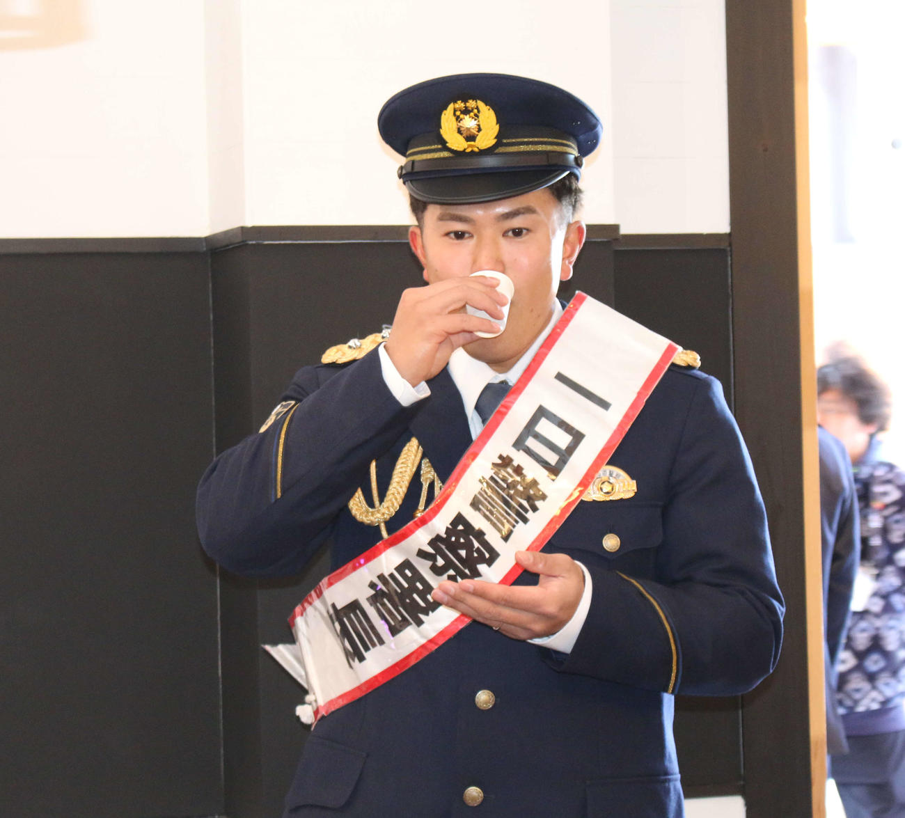 北海道・札幌にある豊平警察署の一日警察署長を務め、商業施設で歳末防犯パトロールを行った日本ハム今川（撮影・木下大輔）