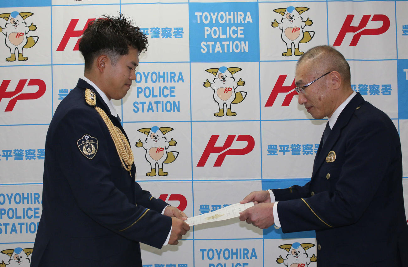 北海道・札幌にある豊平警察署の一日警察署長を務めた日本ハム今川（右は中野署長）（撮影・木下大輔）