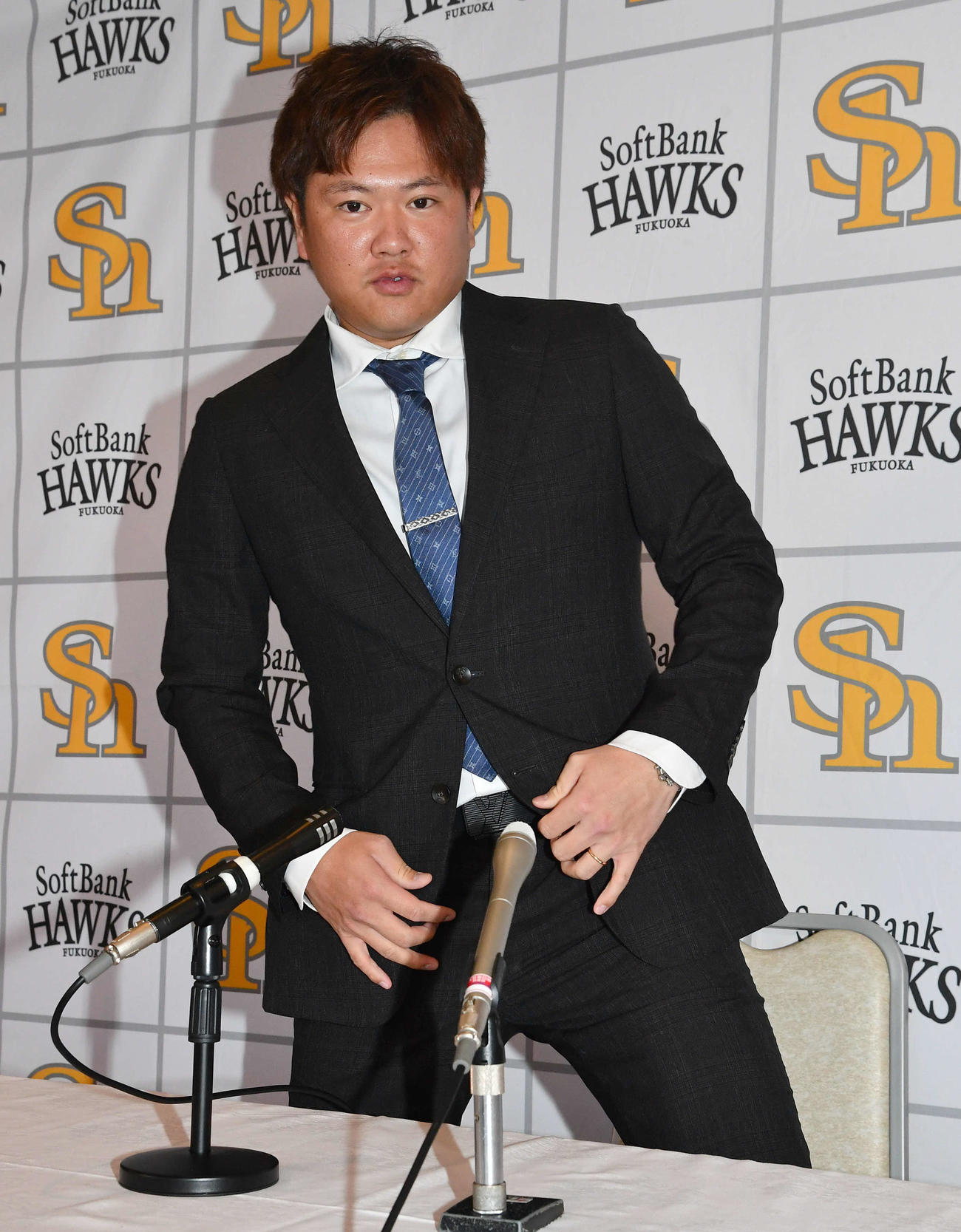 増額で契約更改し、会見の席につくソフトバンク津森（撮影・岩下翔太）