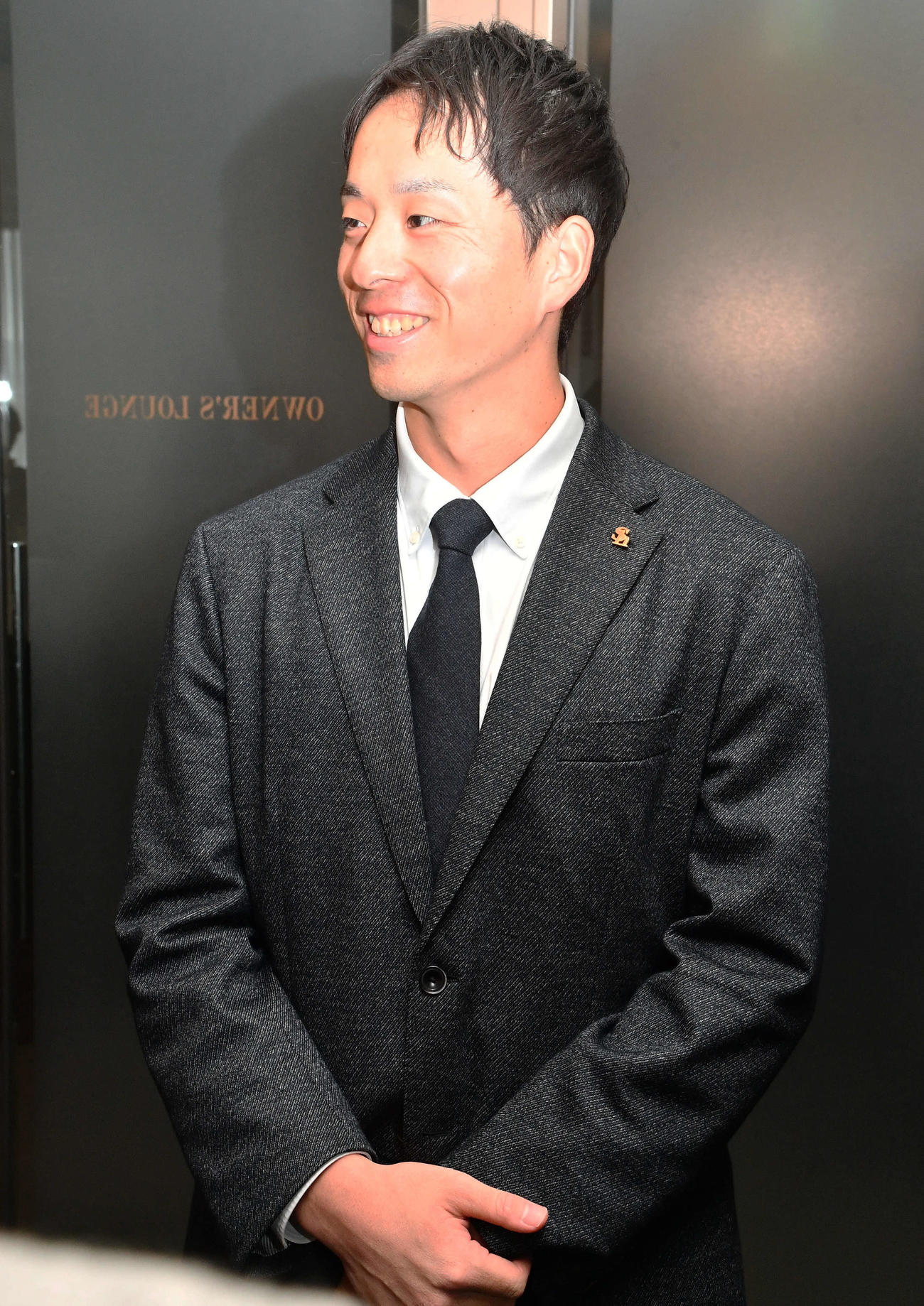 増額で契約更改を終えたソフトバンク大関は囲み取材で笑顔を見せる（撮影・岩下翔太）