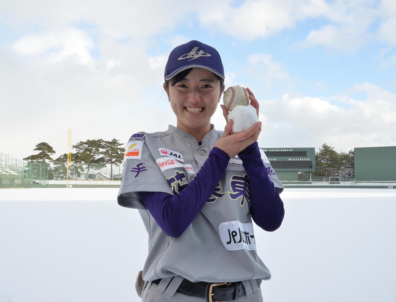 来季から読売ジャイアンツ女子でプレーする花巻東・佐々木秋が、雪だるまとともに笑顔で記念撮影（撮影・浜本神威）
