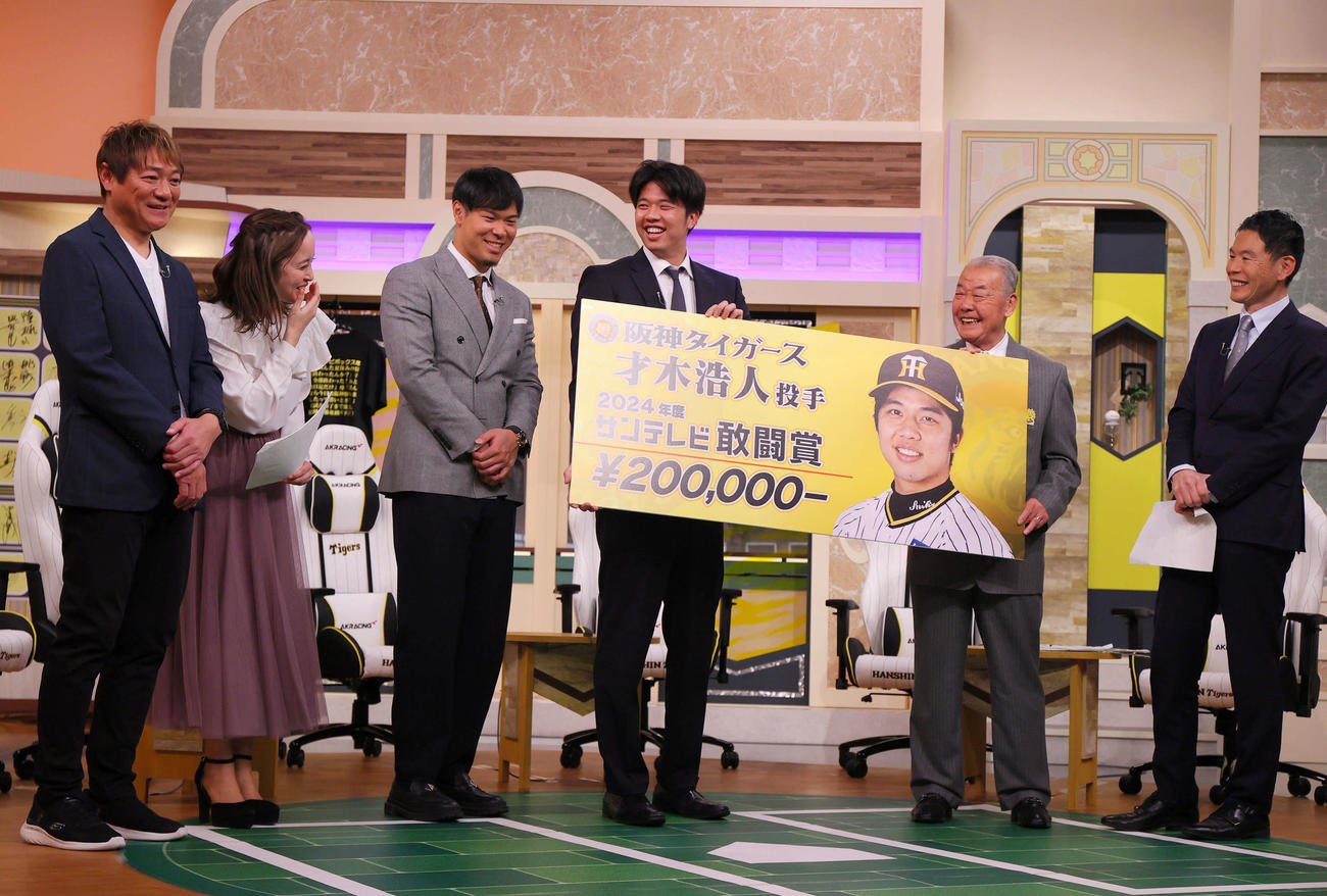 サンテレビ「熱血！タイガース党」に出演する阪神佐藤輝（左から3人目）と阪神才木（同4人目）（撮影・上山淳一）