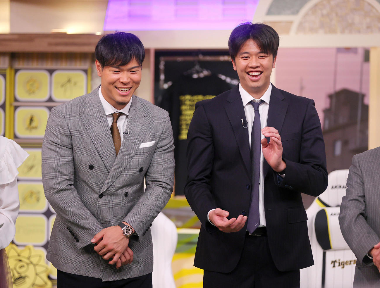 サンテレビ「熱血！タイガース党」に出演する阪神佐藤輝（左）と阪神才木（撮影・上山淳一）