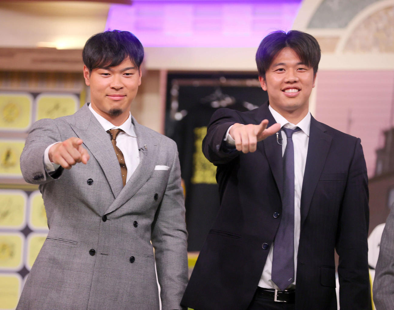 サンテレビ「熱血！タイガース党」に出演する阪神佐藤輝（左）と阪神才木（撮影・上山淳一）