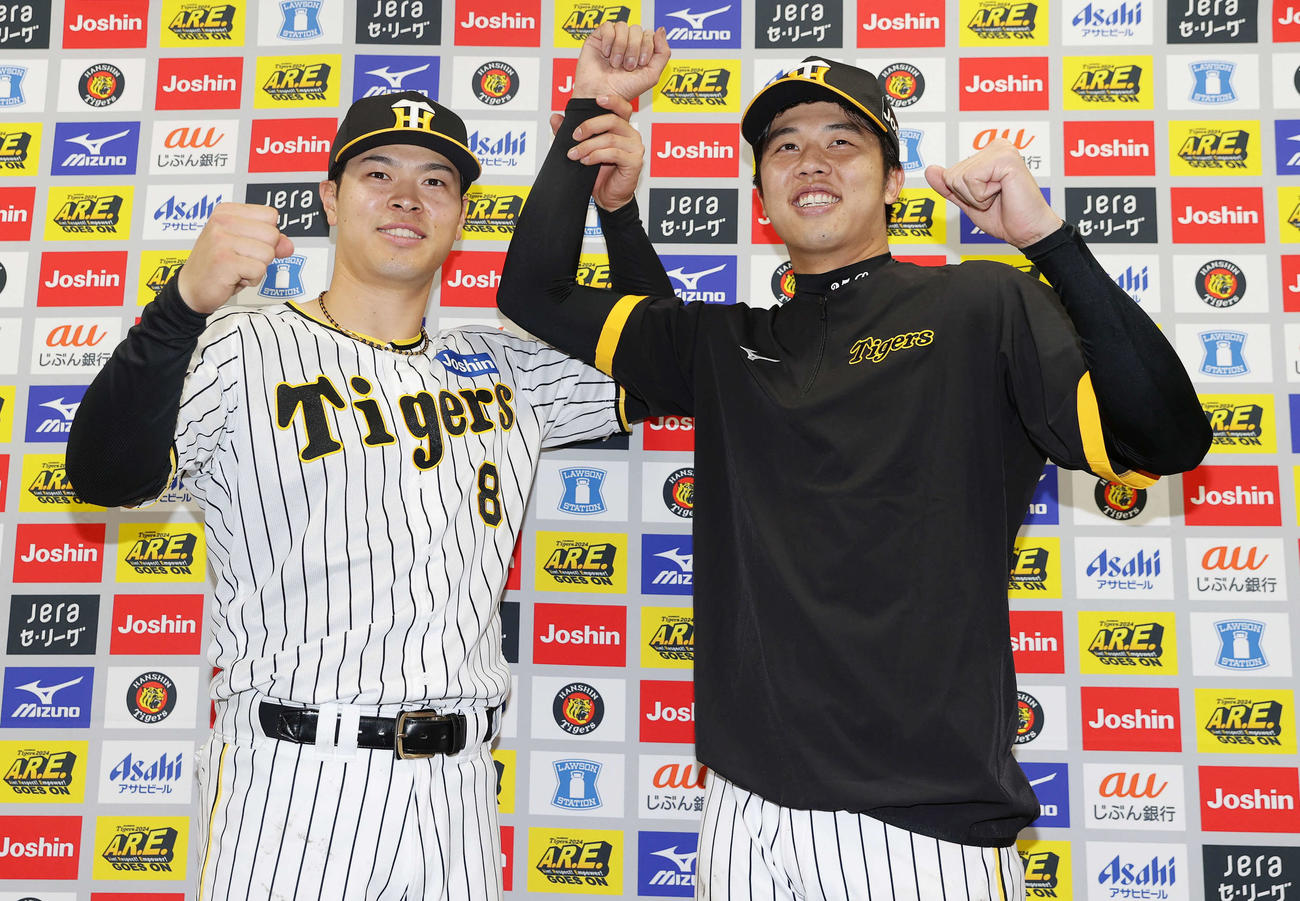 4月20日、2人でお立ち台に上がった阪神佐藤輝（左）と才木
