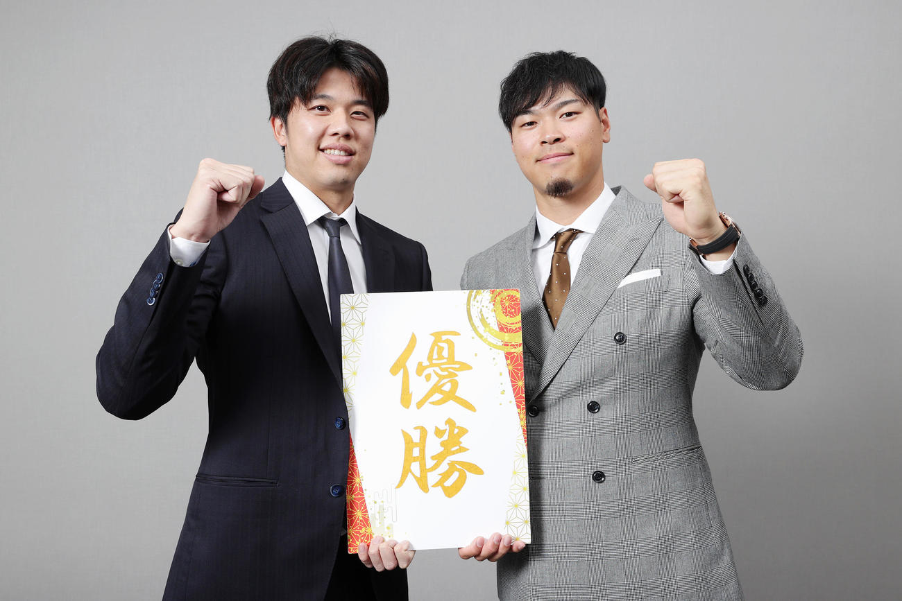 2025シーズンに向け意気込む阪神才木浩人（左）と佐藤輝明（撮影・前田充）