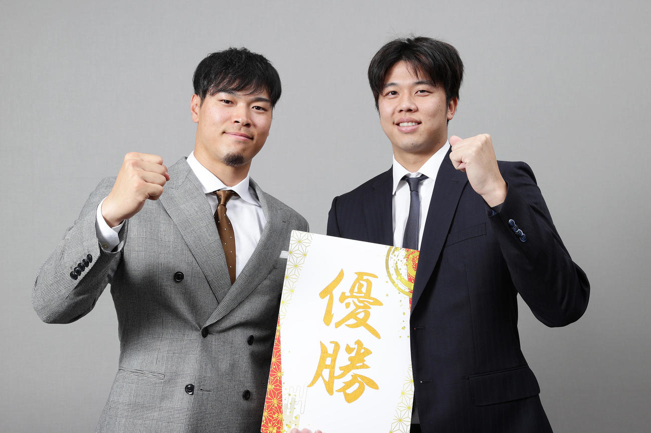 2025シーズンに向け意気込む阪神佐藤輝明（左）と才木浩人（撮影・前田充）