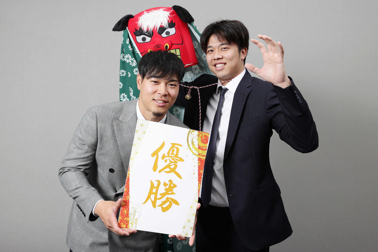 2025シーズンに向け意気込む阪神佐藤輝（左）と才木（撮影・前田充）