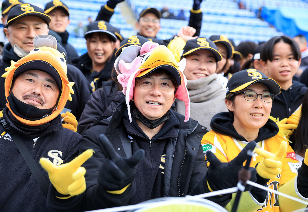 24年12月27日　ヤクルトジュニア対ソフトバンクジュニア　「日本一」の横断幕を掲げて応援する馬原孝浩さん（中央）らソフトバンクジュニアの応援団（撮影・浅見桂子）