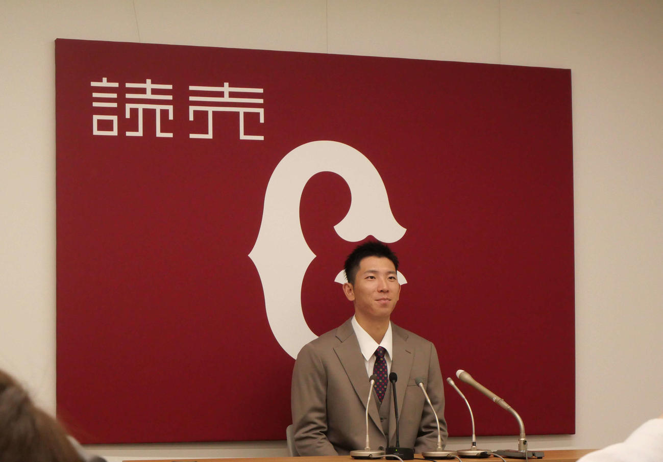 契約更改交渉後、会見をする巨人戸郷（2024年11月26日撮影）