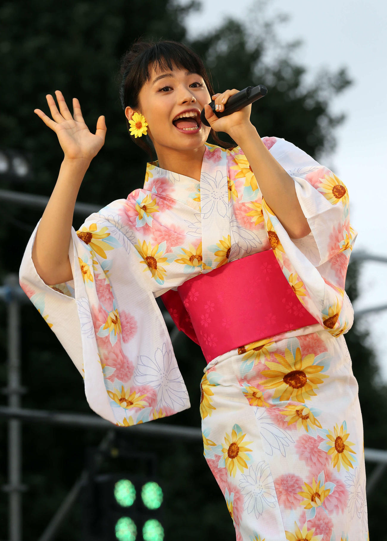 2017神宮外苑花火大会　オープニングアクトで元気いっぱいのステージを披露する足立佳奈