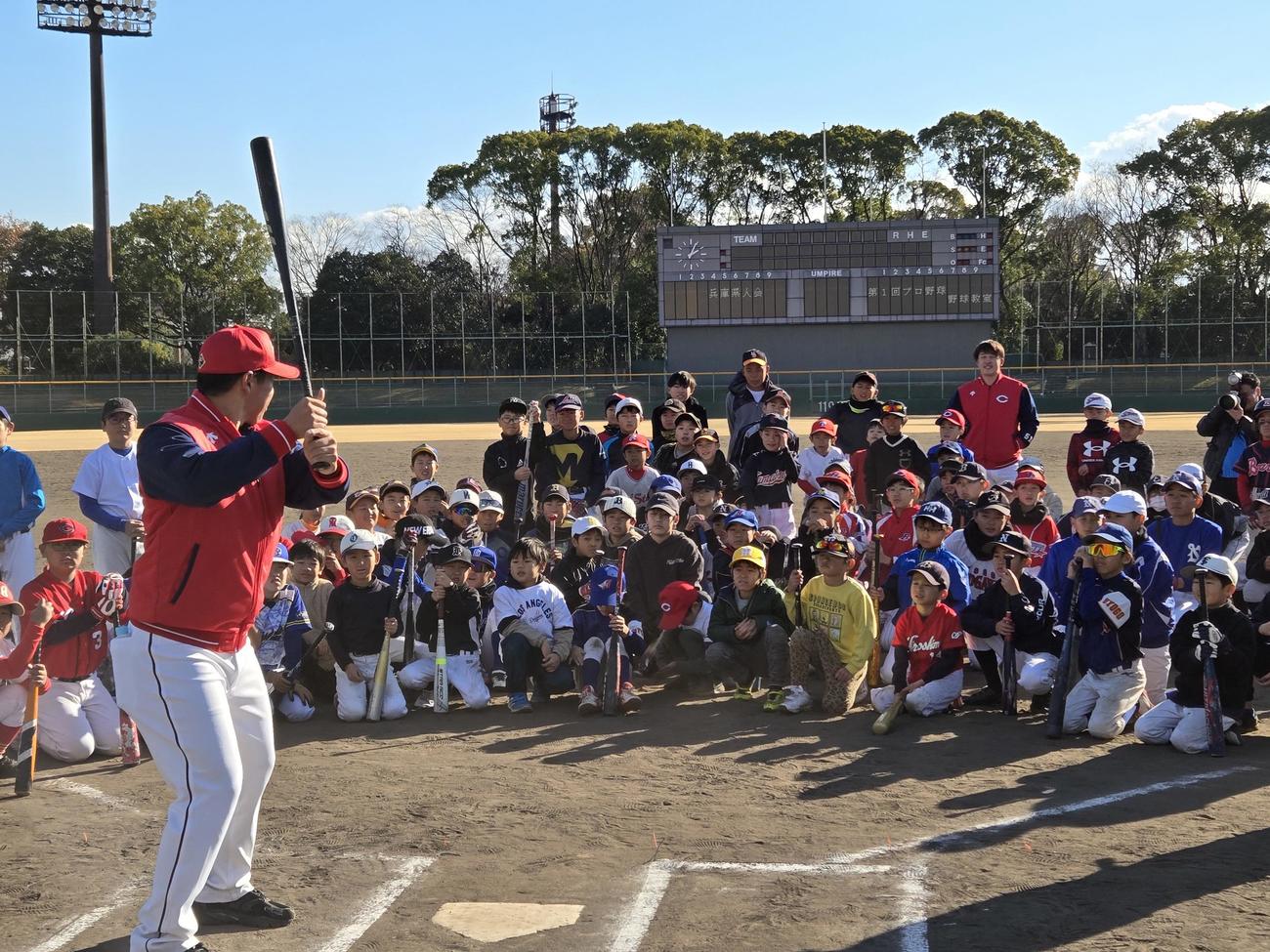 尼崎ベイコム野球場で開催された第1回プロ野球兵庫県人会（撮影・寺尾博和）