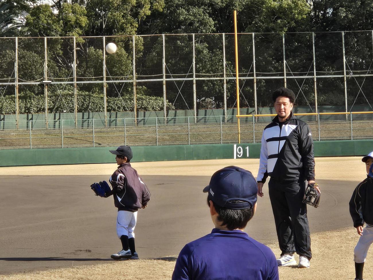 尼崎ベイコム野球場で開催された第1回プロ野球兵庫県人会には中日でプレーした中島宏之選手も参加した（撮影・寺尾博和）