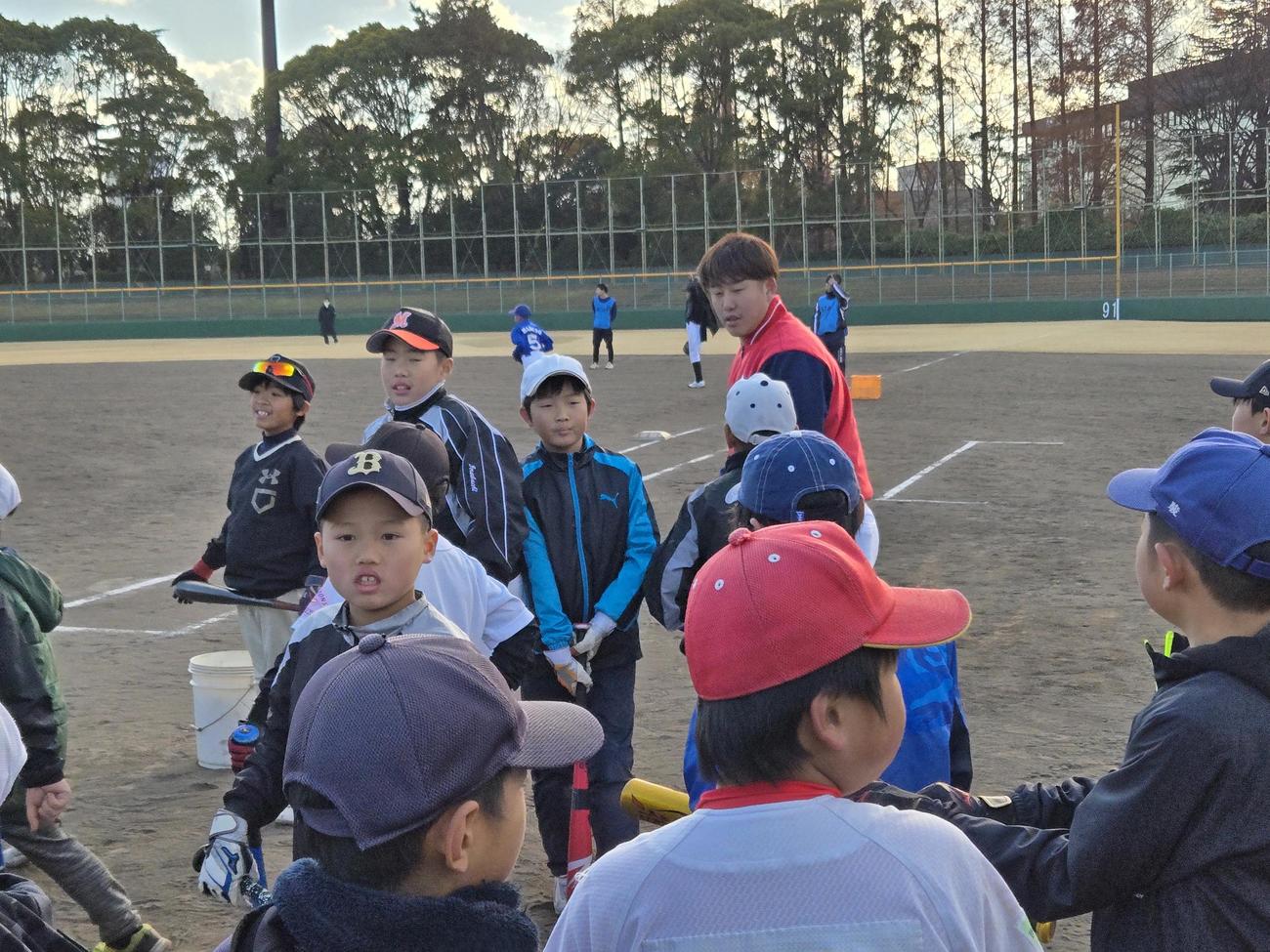 尼崎ベイコム野球場で開催された第1回プロ野球兵庫県人会には広島小園らが参加した（撮影・寺尾博和）