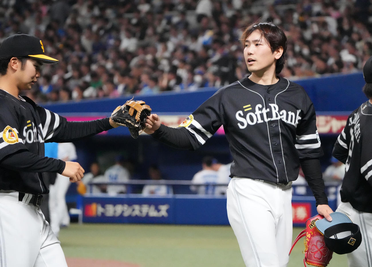 2024年6月6日、中日戦の6回終了、ナインとタッチを交わしベンチへ戻る石川柊太（右）