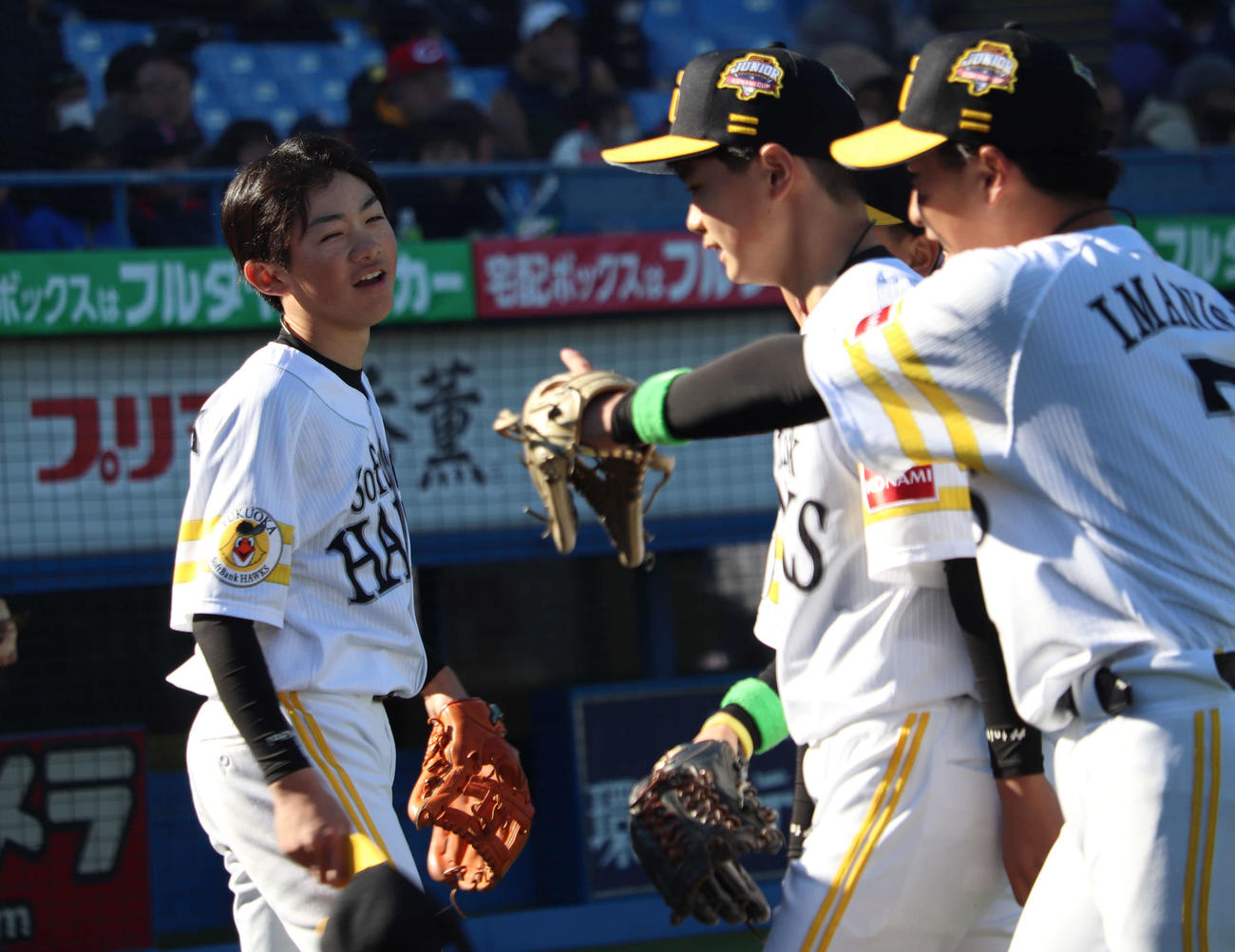 広島ジュニア対ソフトバンクジュニア準決勝　1－1の6回2死走者なしから2番手でマウンドに上がり、0回1／3を無失点で抑えてナインに出迎えられる馬原（左）（撮影・佐瀬百合子）