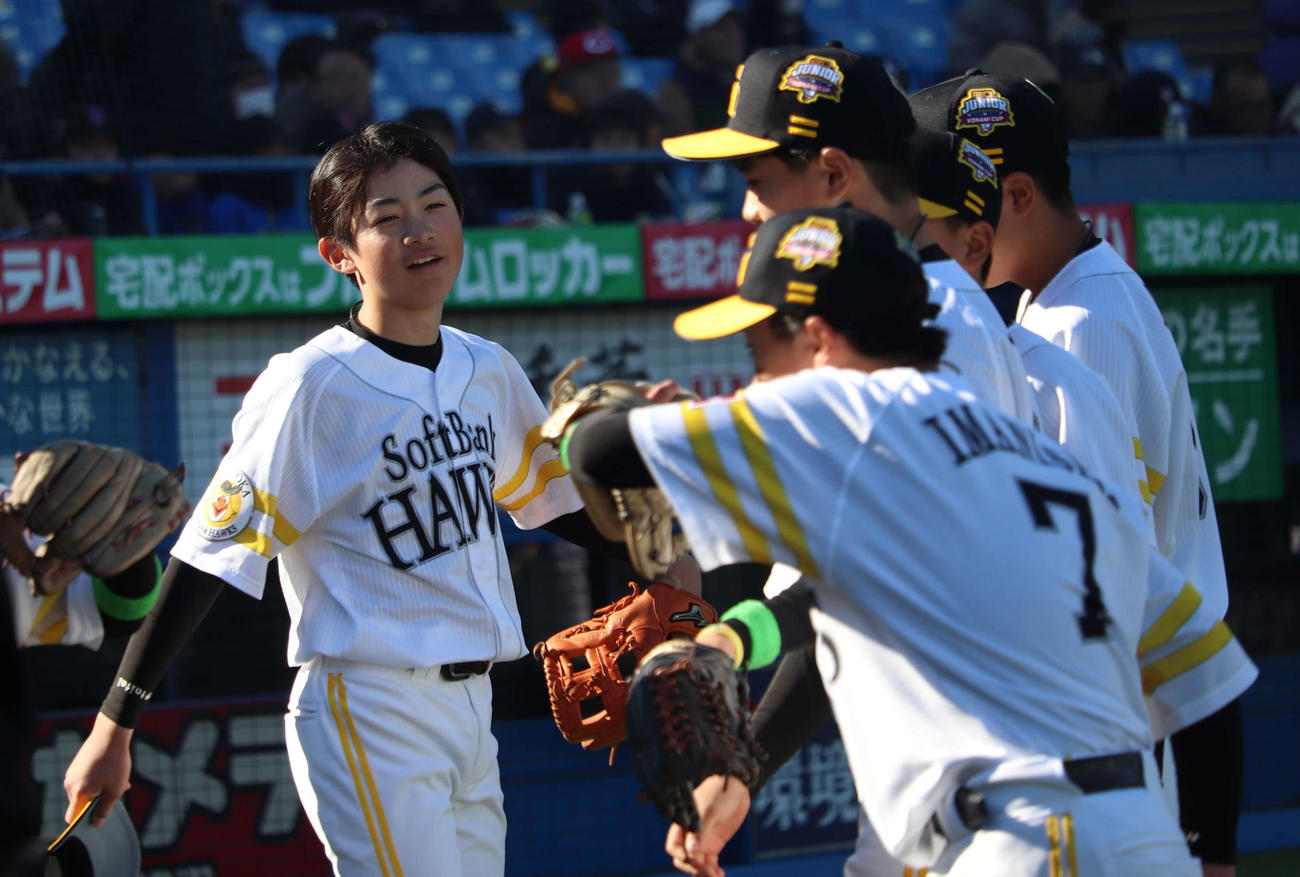 広島ジュニア対ソフトバンクジュニア準決勝　1－1の6回2死走者なしから2番手でマウンドに上がり、0回1／3を無失点で抑えて笑顔を見せる馬原（撮影・佐瀬百合子）