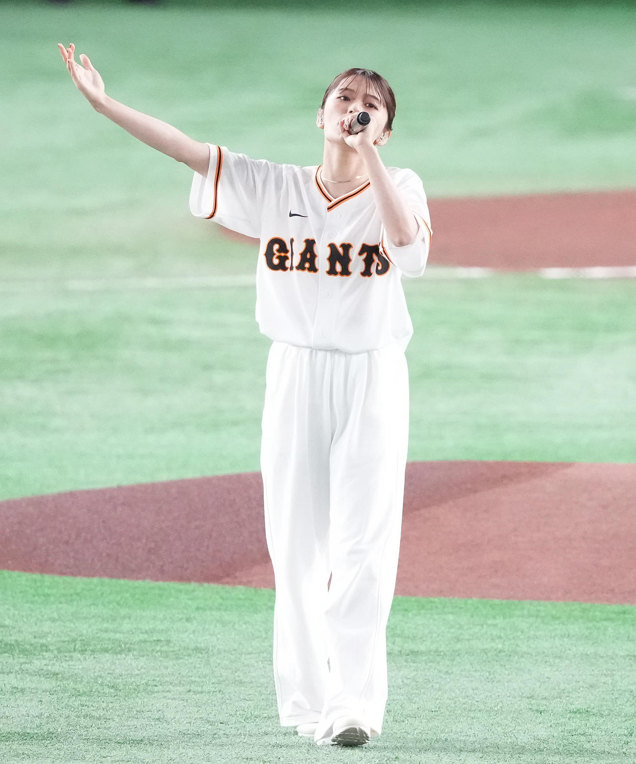 巨人対楽天　試合前、パフォーマンスする足立佳奈（2023年6月16日撮影）