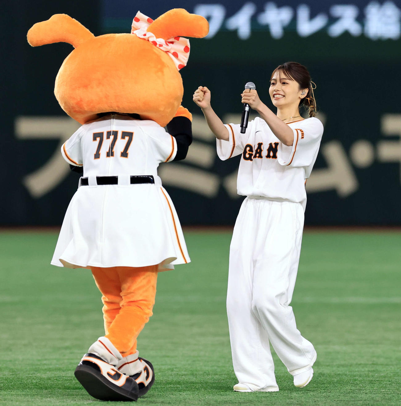 巨人対楽天　試合前、ミニライブに登場した足立佳奈（2023年6月16日撮影）