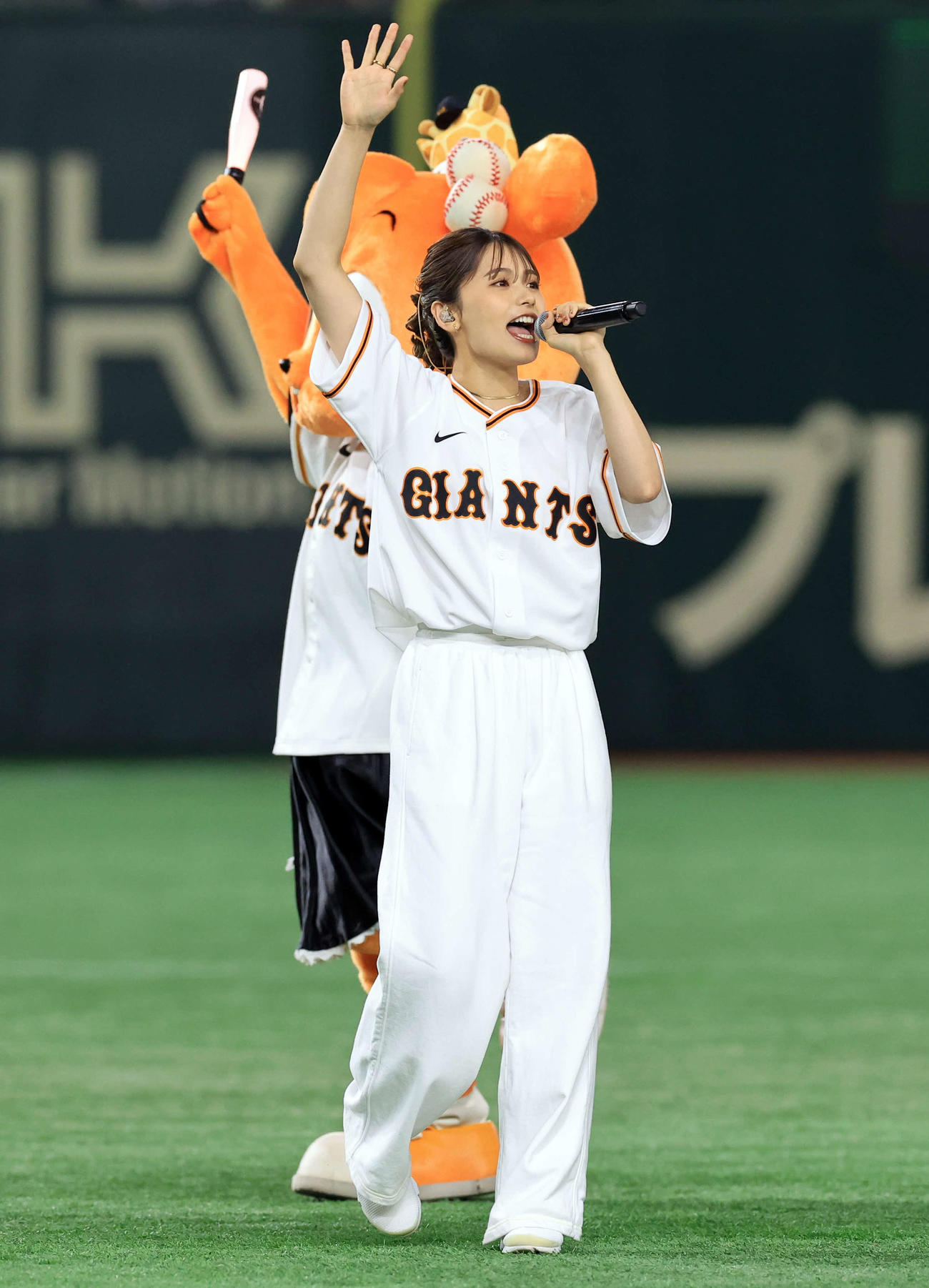 巨人対楽天　試合前、ミニライブを披露する足立佳奈（2023年6月16日撮影）
