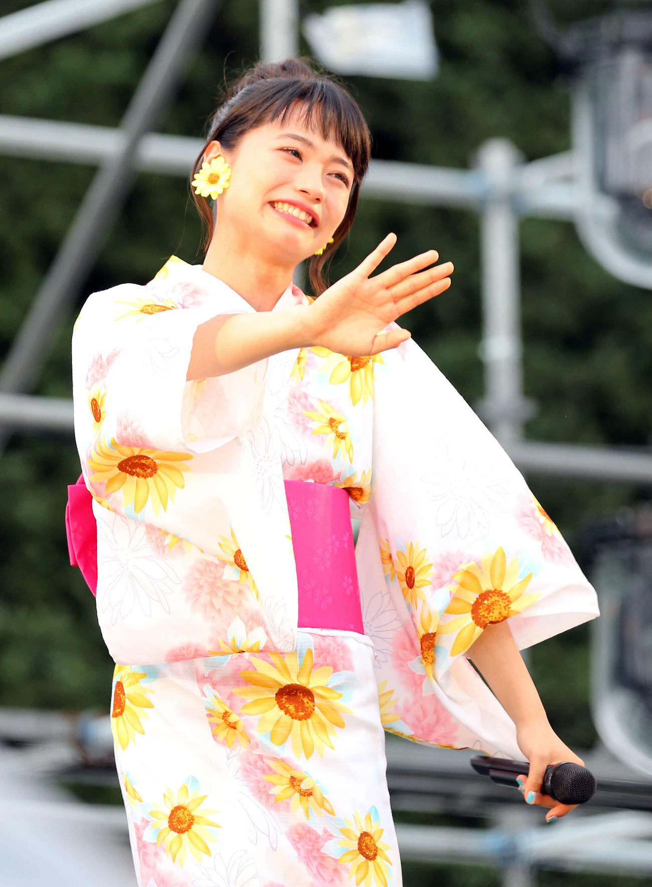 オープニングアクトを終え、涙を見せる足立佳奈（2017年8月20日撮影）