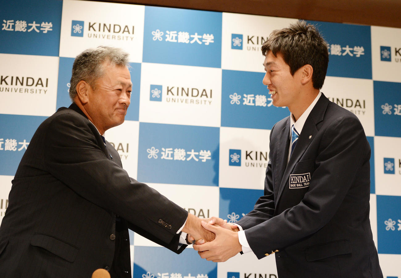 16年、巨人からドラフト2位指名を受け近大・田中監督（左）と握手を交わす畠