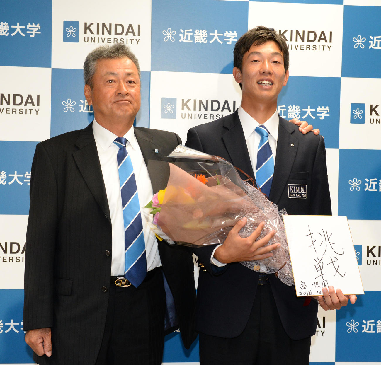 16年、巨人からドラフト2位指名を受け近大・田中監督（左）から祝福を受ける畠