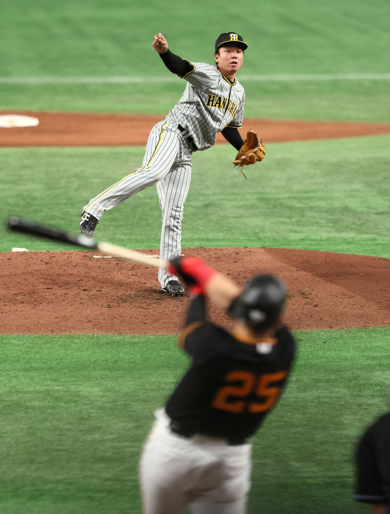 23年4月、巨人対阪神　2回裏巨人無死、村上は岡本和（手前）を三振に仕留める