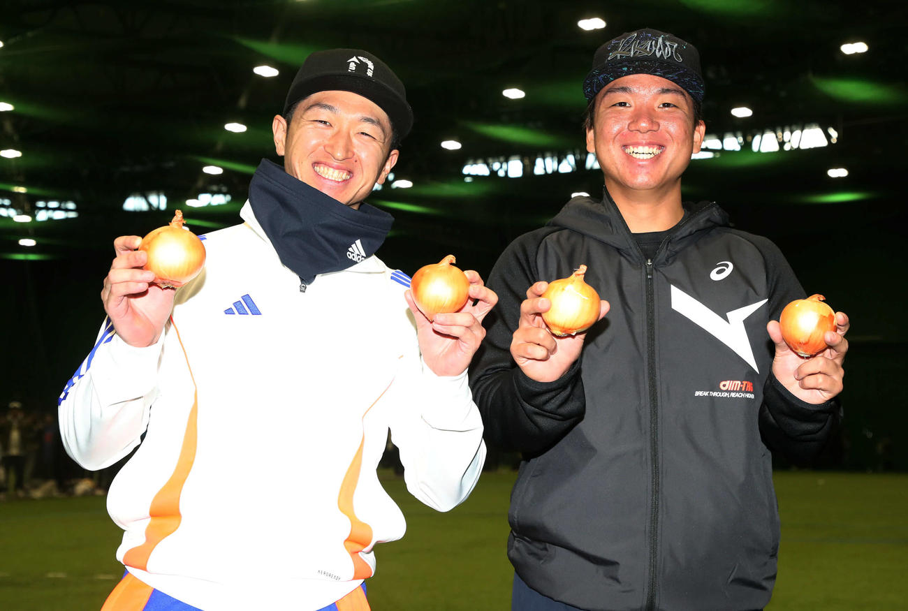 地元淡路島で自主トレを公開し特産のタマネギを手に笑顔を見せる近本（左）と村上（撮影・加藤哉）