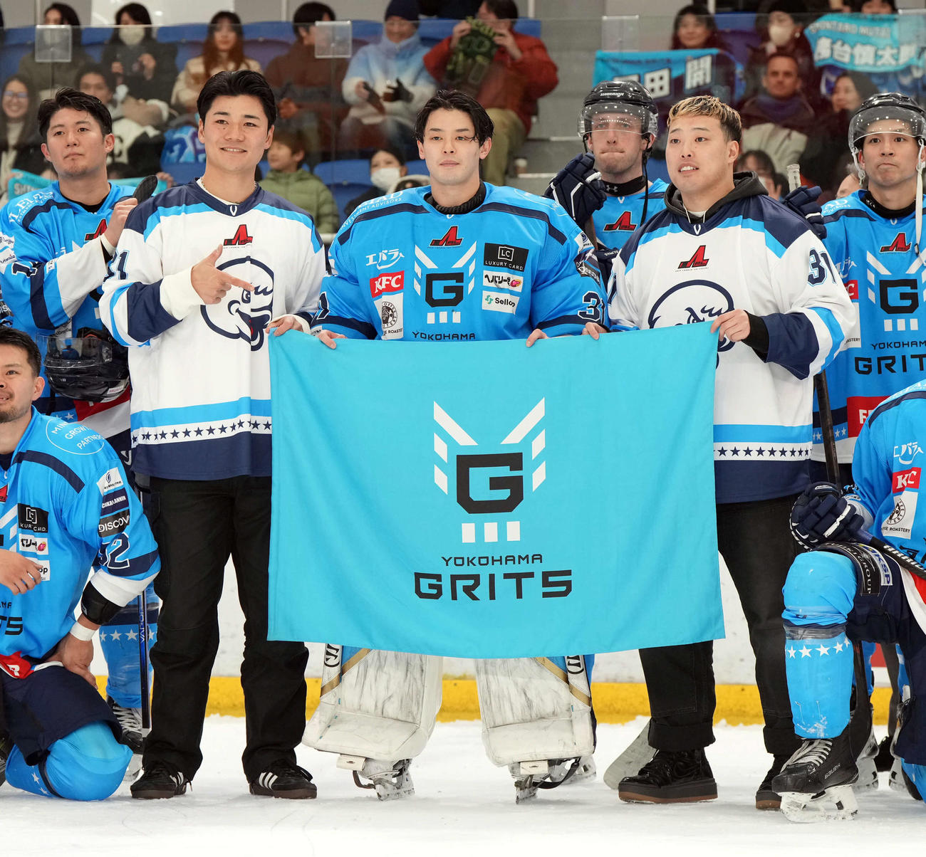 横浜GRITSの冨田（右）と記念撮影に納まる日本ハム清宮（撮影・たえ見朱実）