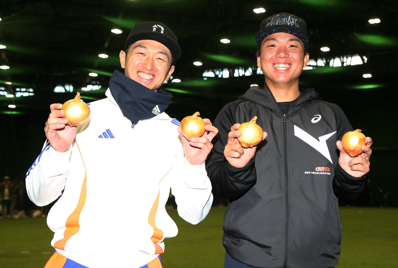 地元淡路島で自主トレを公開し特産のタマネギを手に笑顔を見せる近本（左）と村上（撮影・加藤哉）
