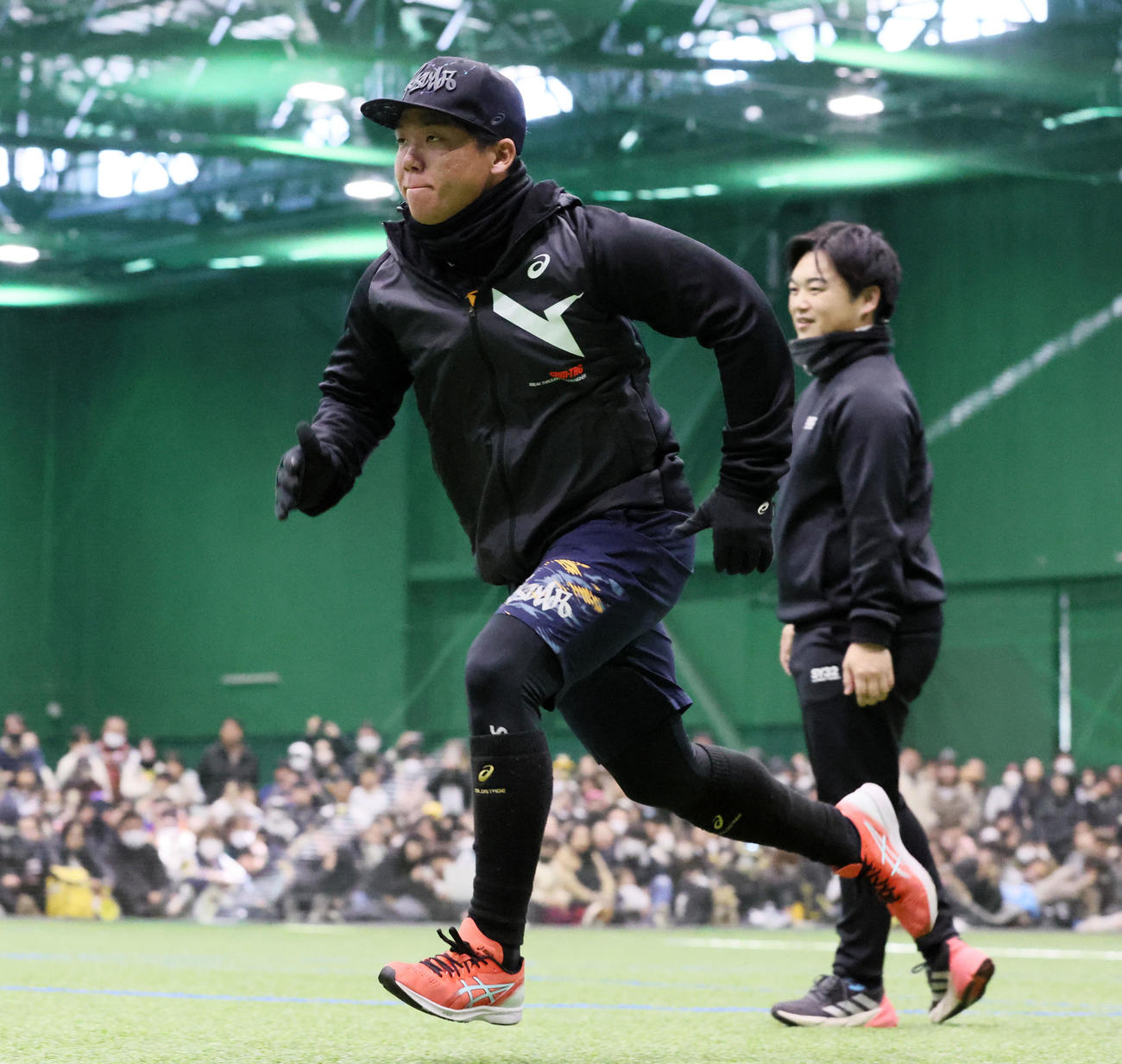 近本とともに自主トレを公開しファンの前でダッシュする村上（撮影・加藤哉）