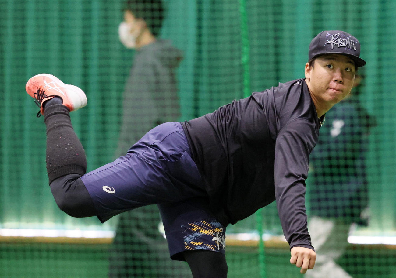 近本とともに自主トレを公開しキャッチボールする村上（撮影・加藤哉）