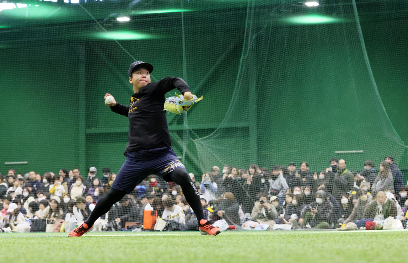 地元淡路島で近本とともに自主トレを公開しファンの前でキャッチボールを行う村上（撮影・加藤哉）