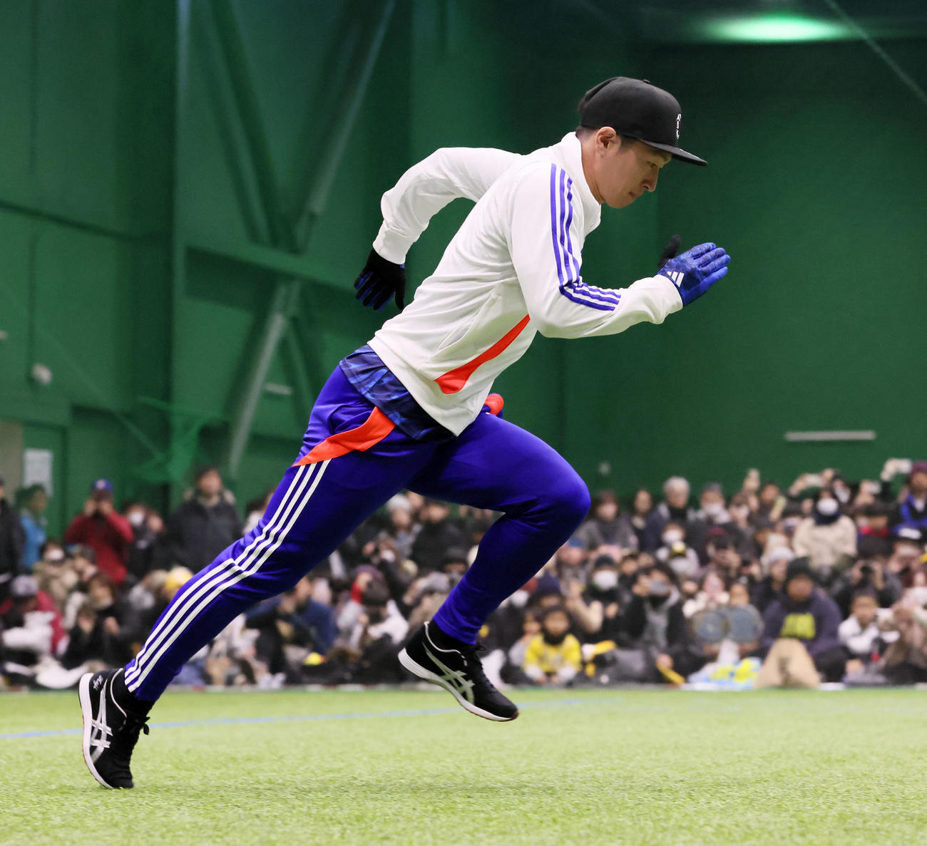 自主トレを公開しファンも見守る前でダッシュする近本（撮影・加藤哉）