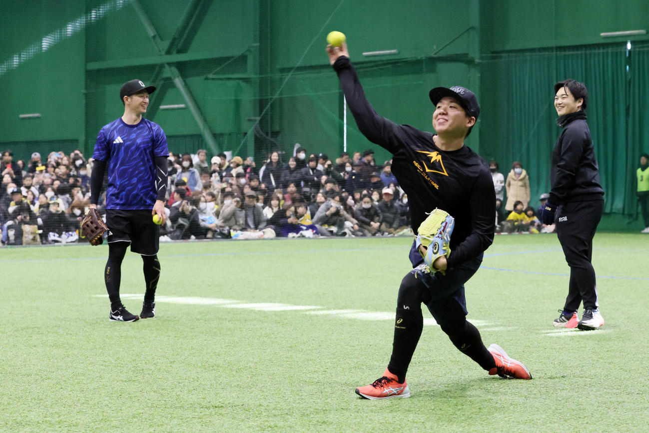 近本（左）とともに自主トレを公開しファンの前でキャッチボールする村上（撮影・加藤哉）