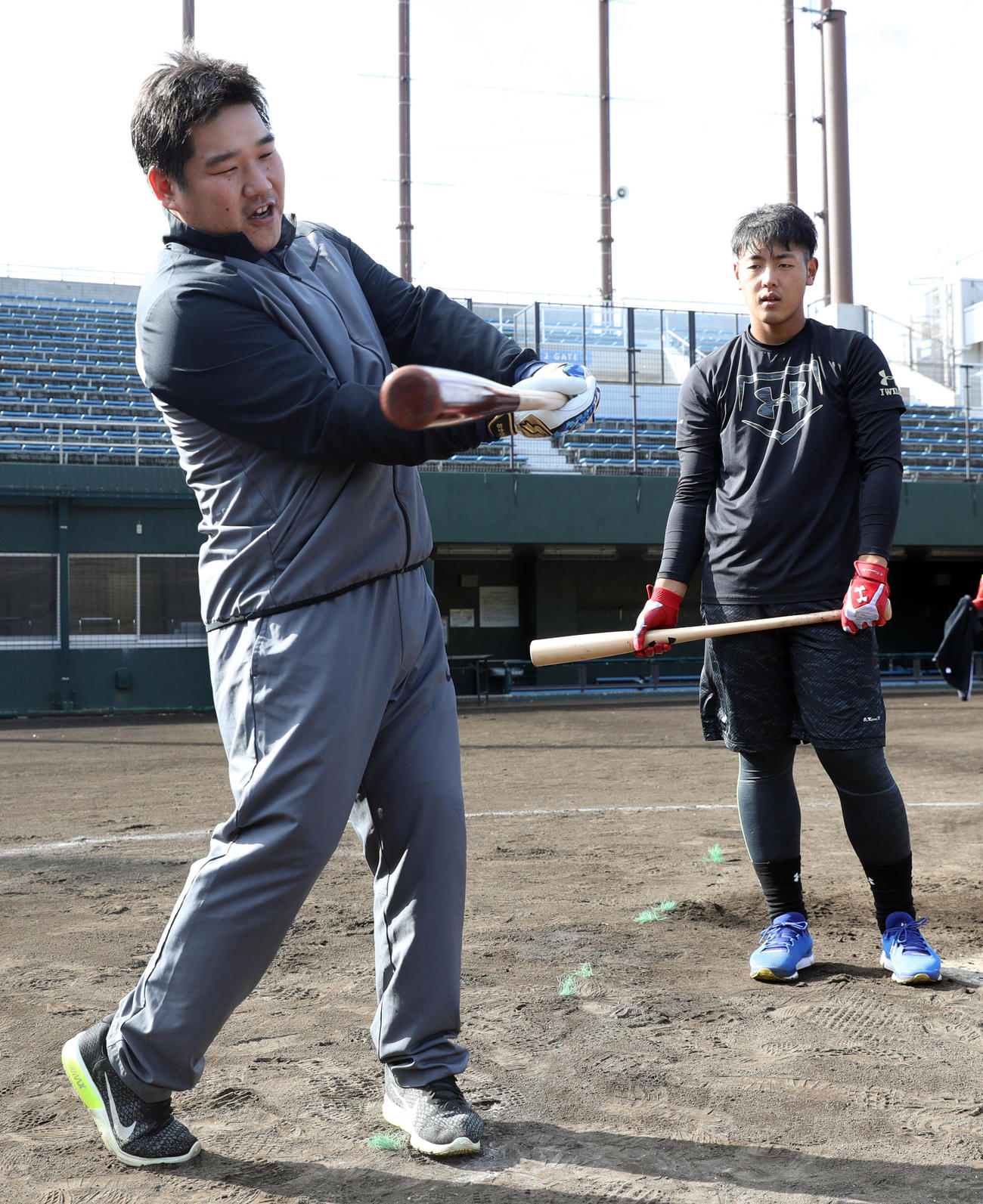 合同自主トレーニング　西武中村剛也（左）からアドバイスを受ける巨人岡本和真＝2017年11月27日　※場所・時間が分からないようにしてください