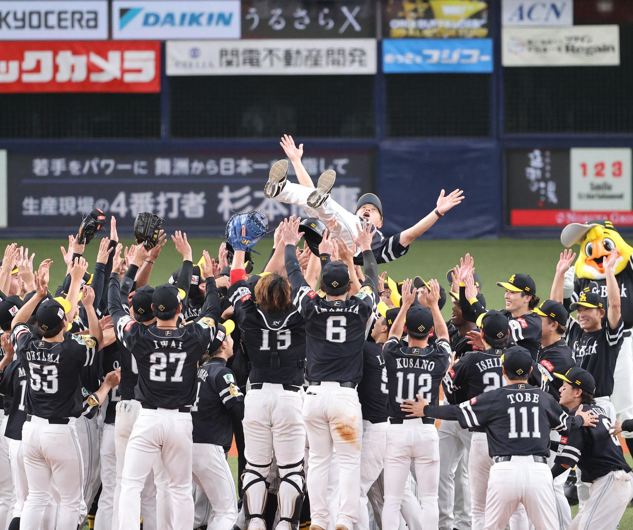 24年9月23日、リーグ優勝を飾り胴上げされるソフトバンク小久保監督