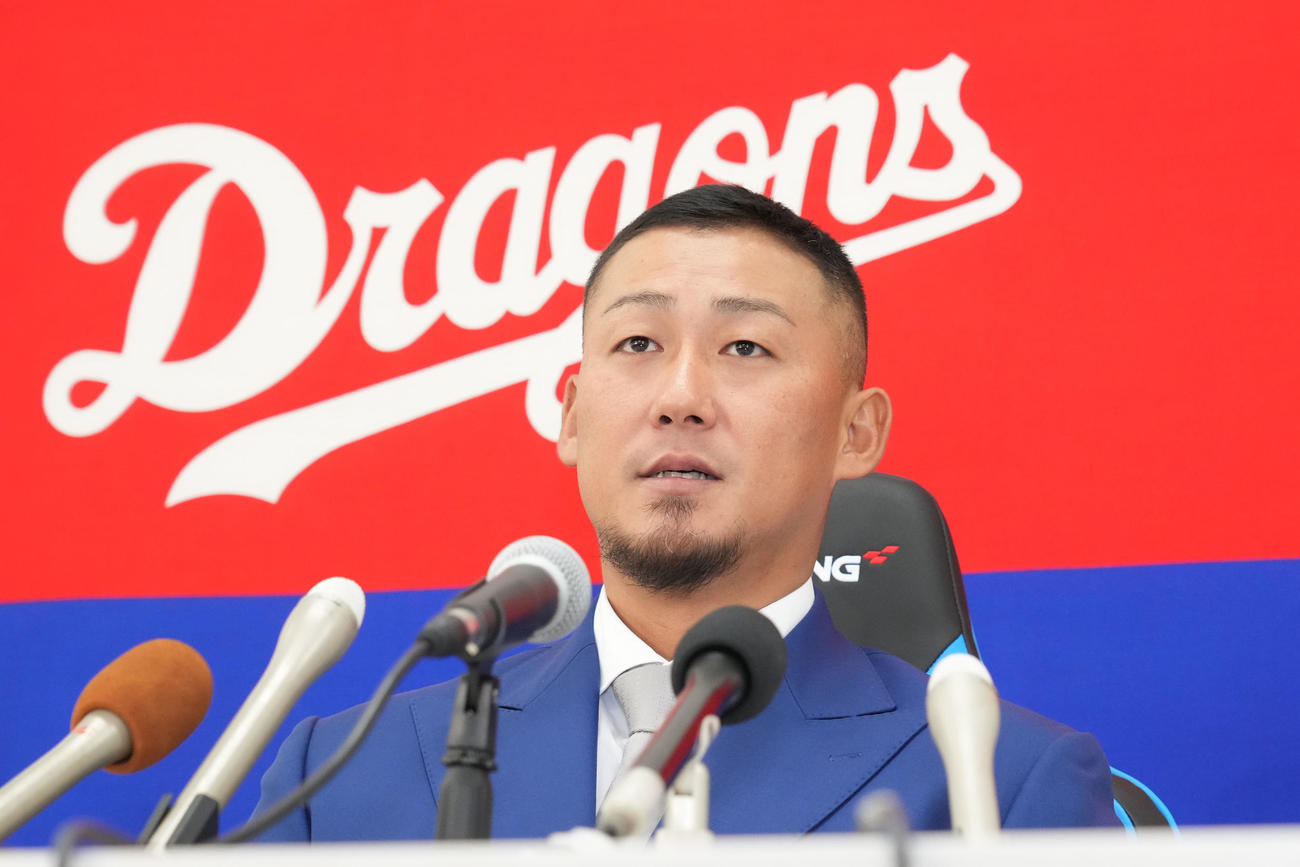 契約交渉を終え会見する中日中田翔（2024年11月9日撮影）