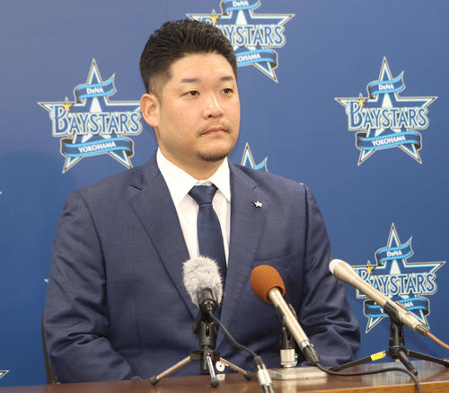 契約更改会見に出席したDeNA筒香（2024年11月20日撮影）