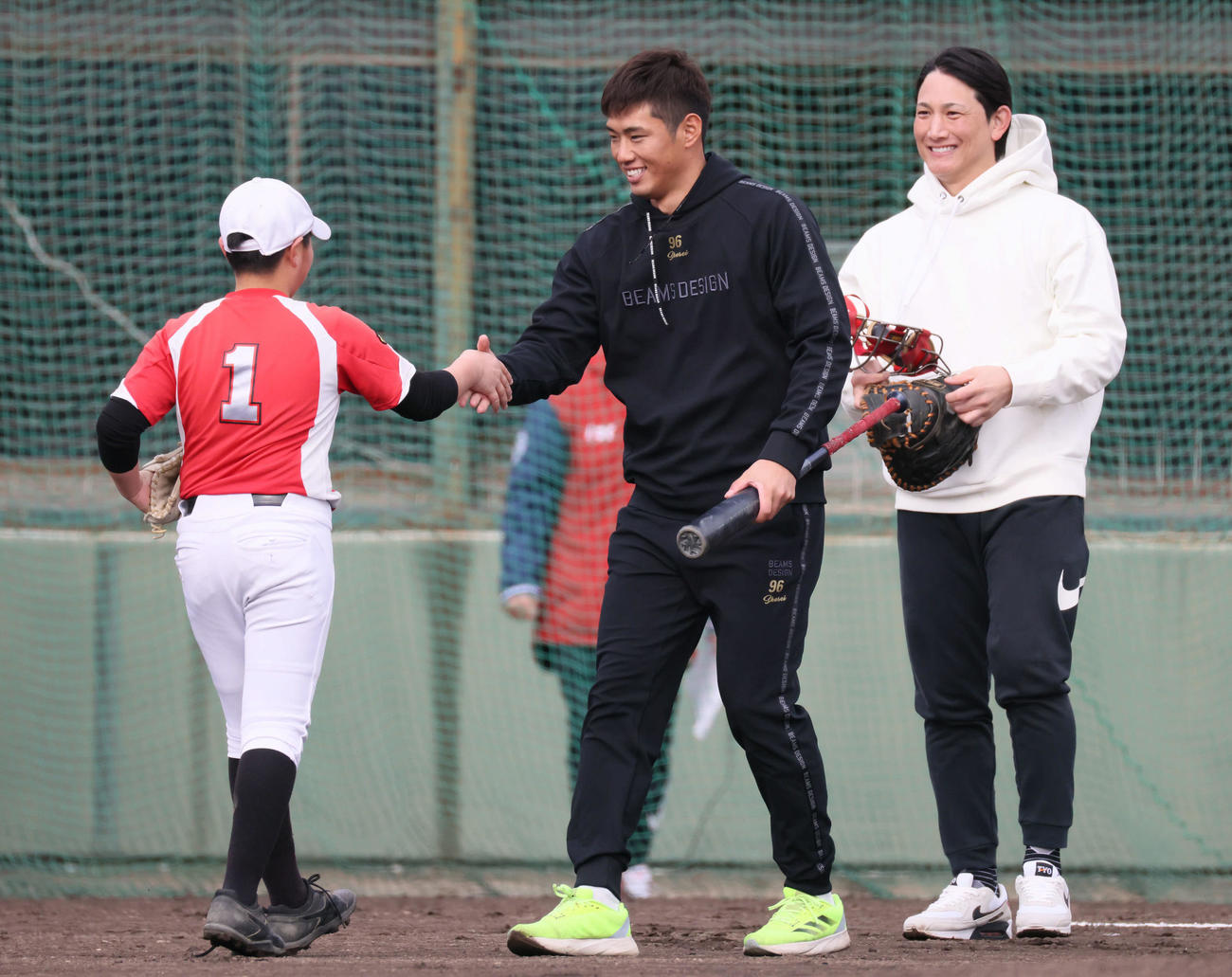 広陵高OB会野球教室で小学生投手と対決した広島中村奨（中央）は投ゴロ。捕手は巨人小林（撮影・加藤孝規）