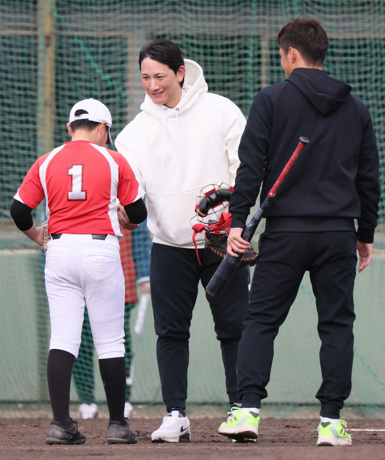 広陵高OB会野球教室で小学生投手と対決した広島中村奨（右）は投ゴロ。捕手は巨人小林（撮影・加藤孝規）