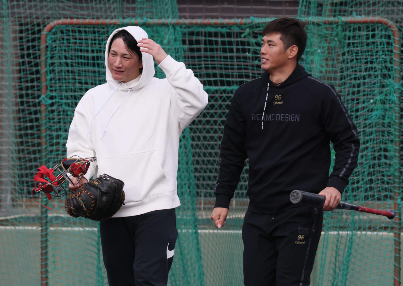 広陵高OB会野球教室で小学生投手と対決した広島中村奨（右）は投ゴロ。捕手は巨人小林（撮影・加藤孝規）