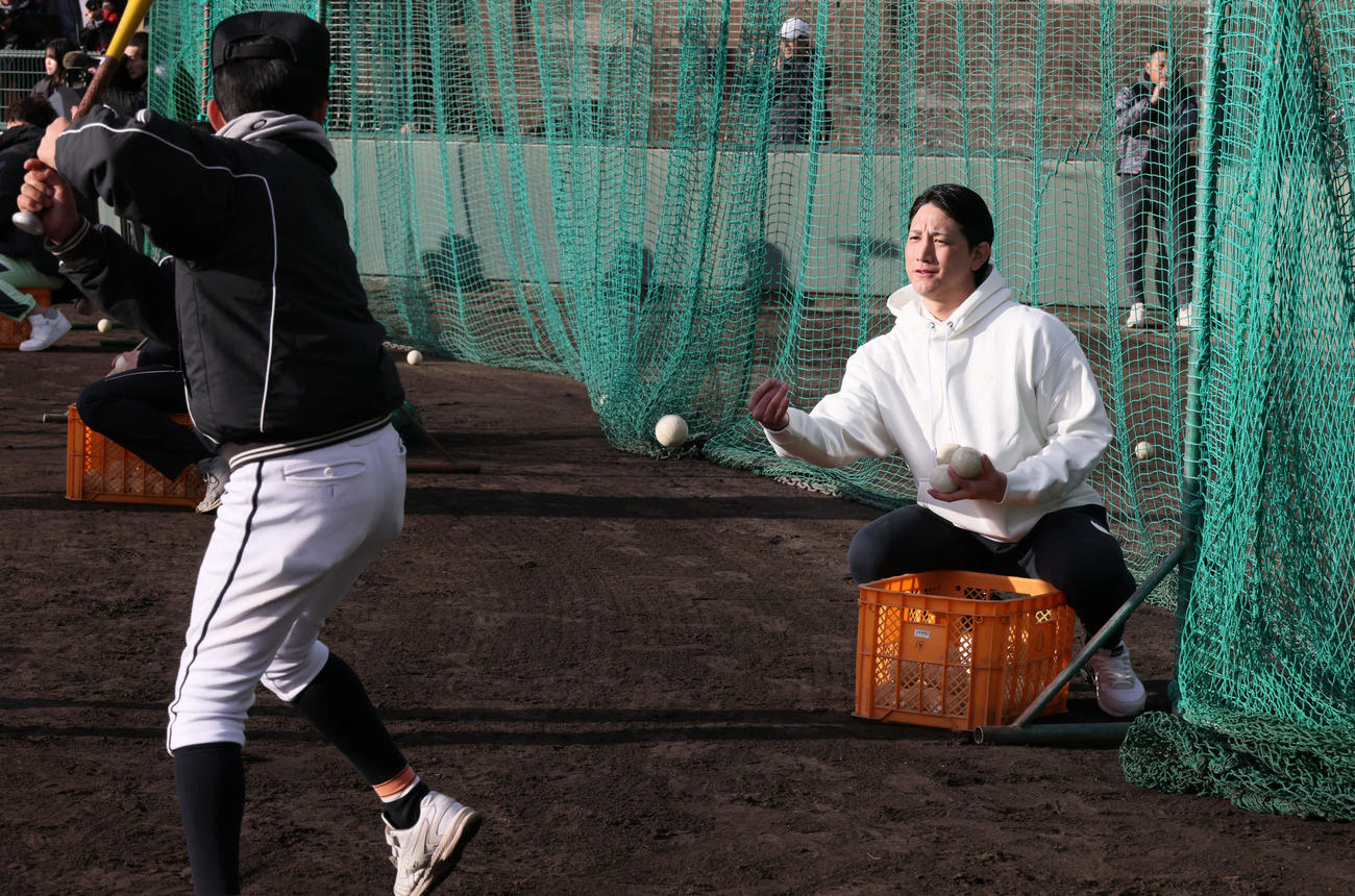 広陵高OB会野球教室で、小学生にボールをトスする巨人小林（撮影・加藤孝規）