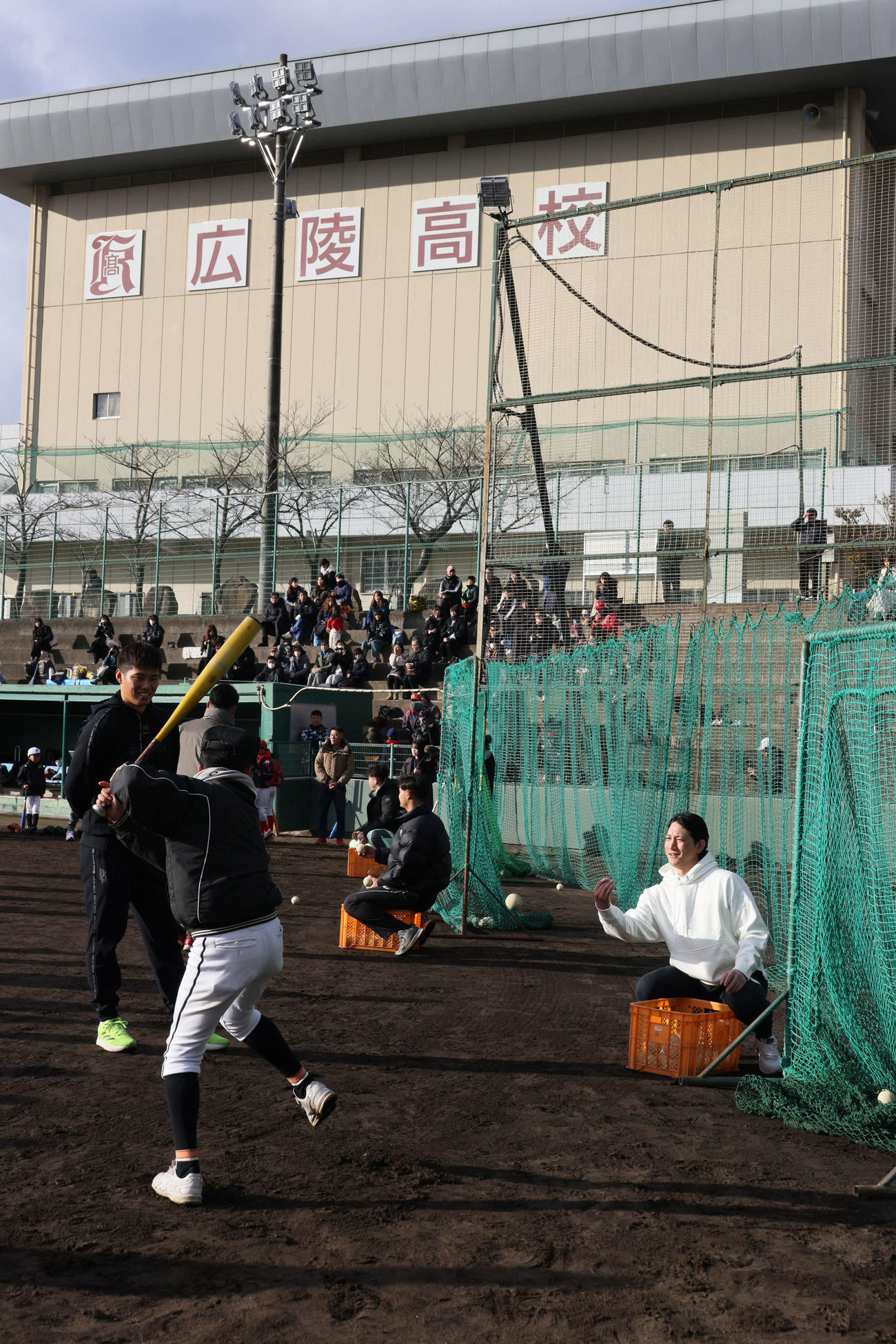 広陵高OB会野球教室で、小学生にボールをトスする巨人小林（右）と広島中村奨（撮影・加藤孝規）