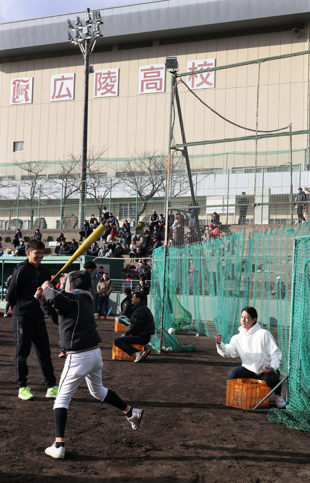 広陵高OB会野球教室で、小学生にボールをトスする巨人小林（右）と広島中村奨（撮影・加藤孝規）
